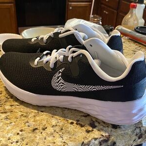 WOMENs BLK n WHITE shoes sz 10
